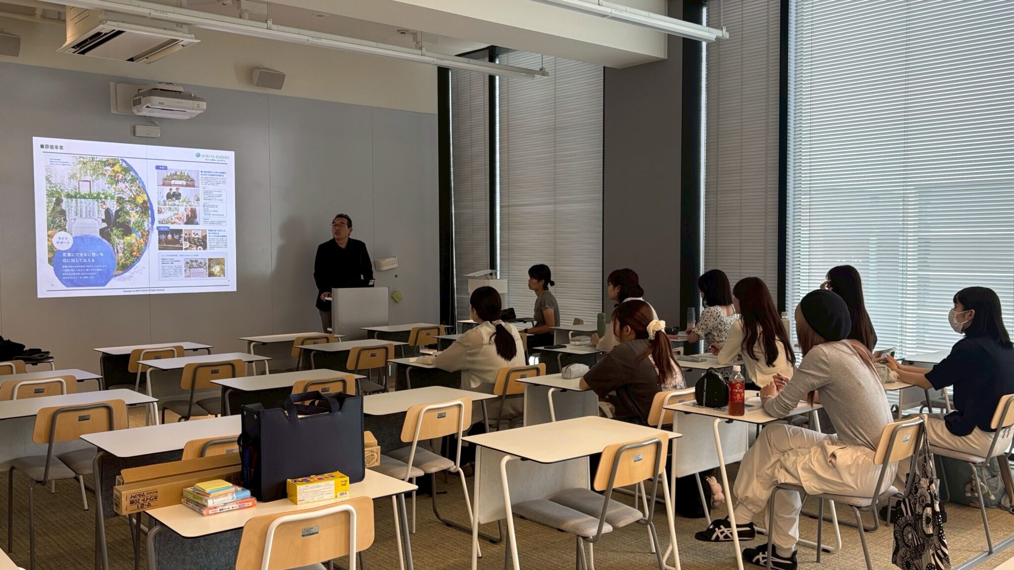 【日比谷花壇×武庫川女子大学】産学連携プロジェクト。Z世代の届けたい想いを形にした推し活と癒やしのポップアップショップ「HANA ROOM」が ...